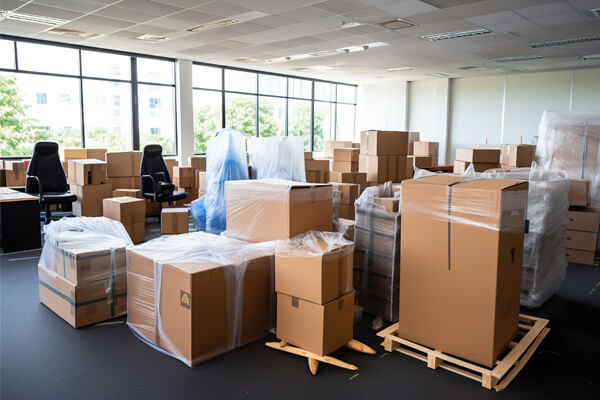 Ett kontor som packats ner i kartonger i väntan på kontorsflytt